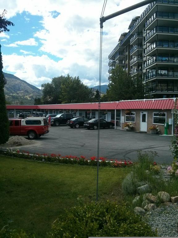 Holiday House Motel ペンティクトン エクステリア 写真