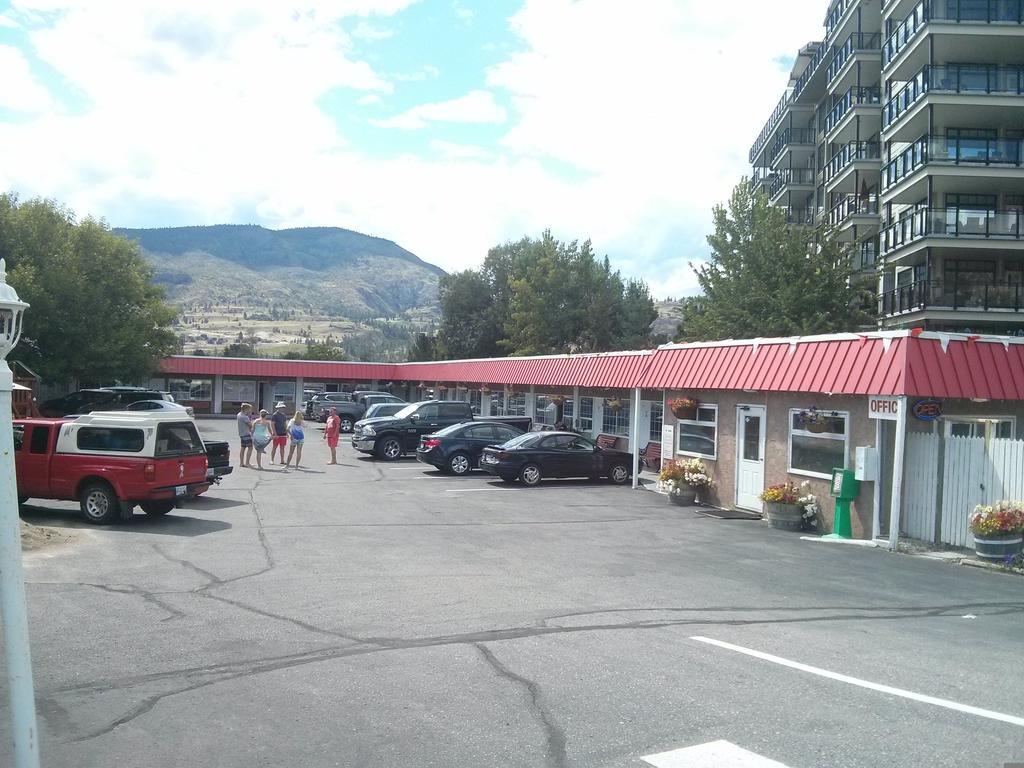 Holiday House Motel ペンティクトン エクステリア 写真
