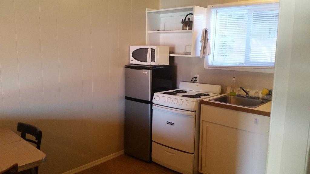 Holiday House Motel ペンティクトン エクステリア 写真