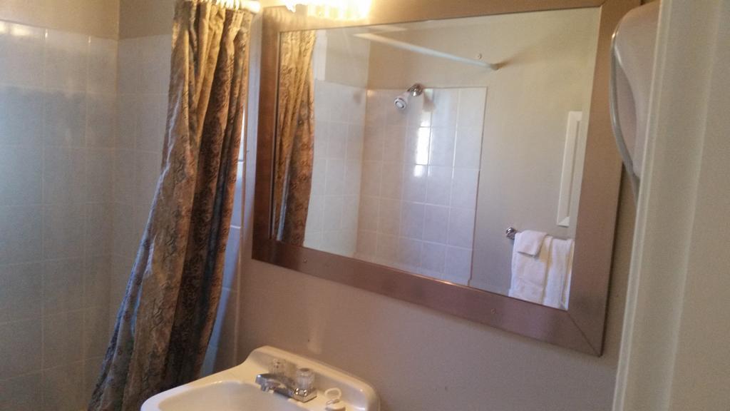 Holiday House Motel ペンティクトン エクステリア 写真