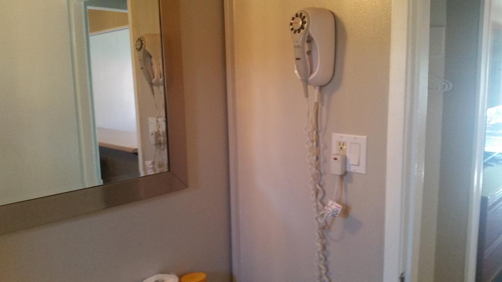 Holiday House Motel ペンティクトン エクステリア 写真