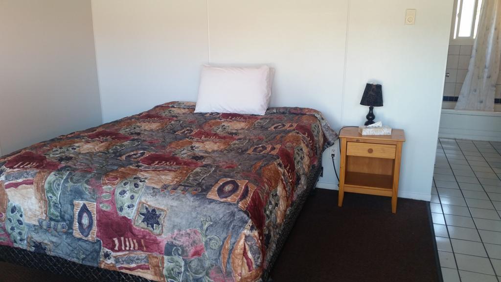 Holiday House Motel ペンティクトン エクステリア 写真