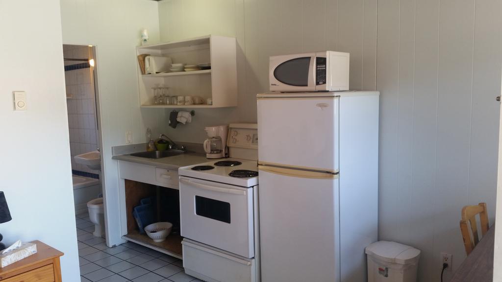 Holiday House Motel ペンティクトン エクステリア 写真