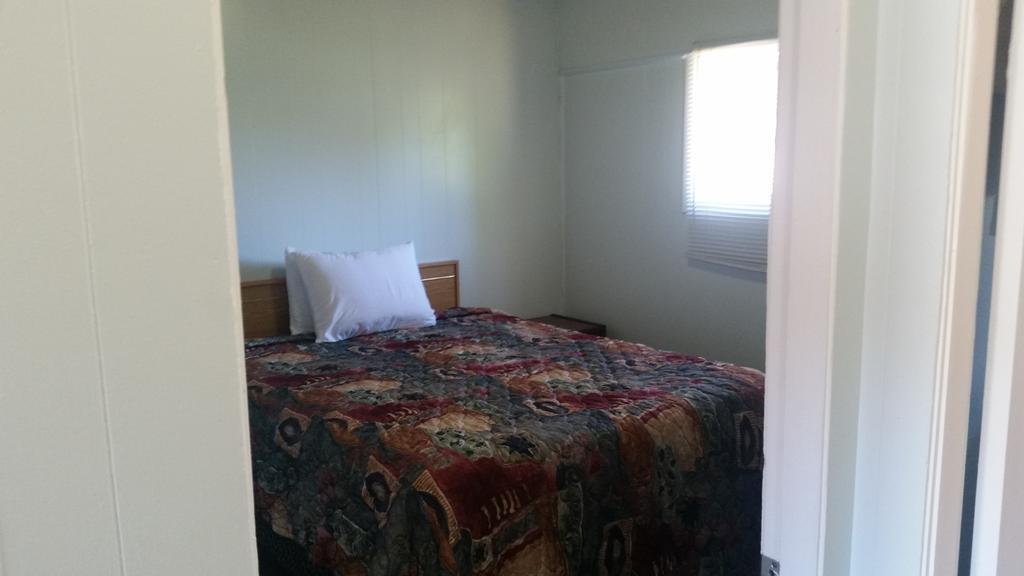 Holiday House Motel ペンティクトン エクステリア 写真