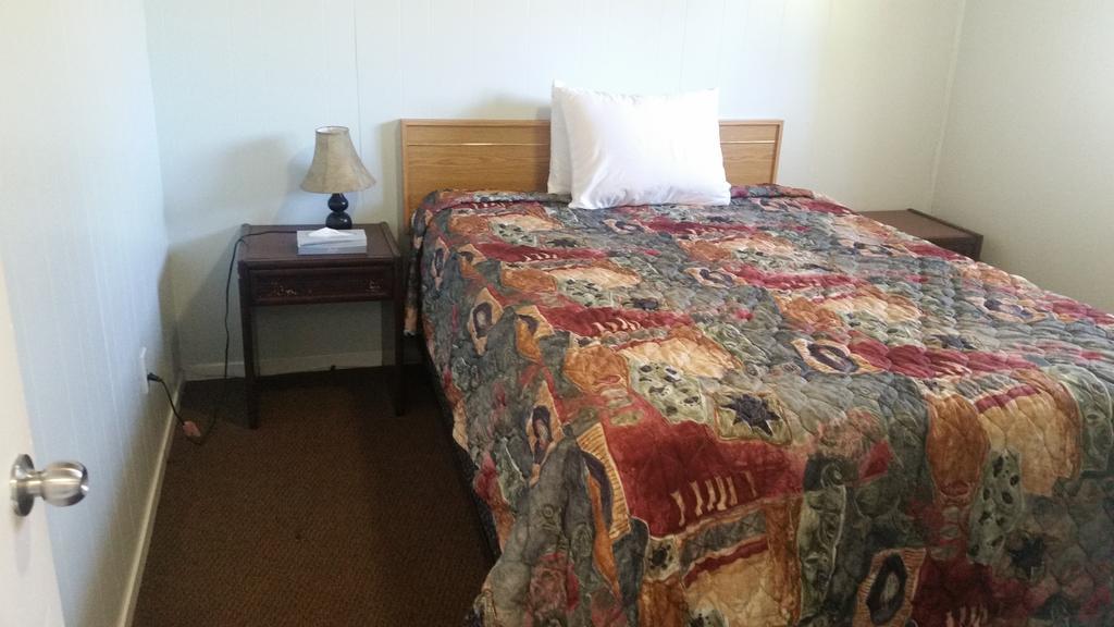 Holiday House Motel ペンティクトン エクステリア 写真