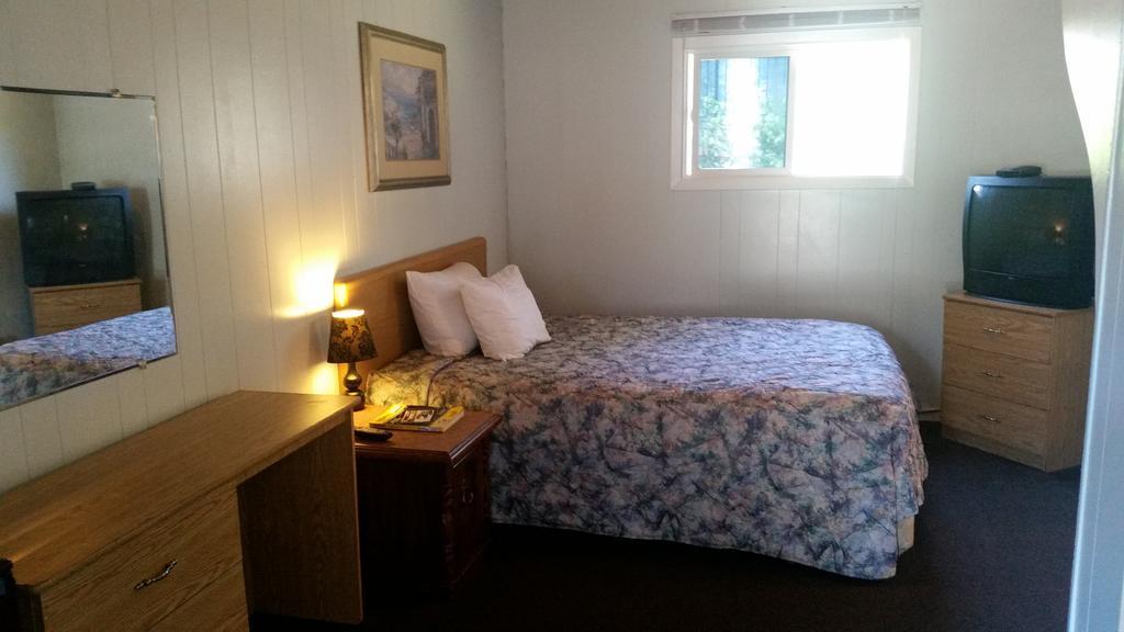 Holiday House Motel ペンティクトン エクステリア 写真