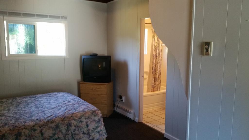 Holiday House Motel ペンティクトン エクステリア 写真