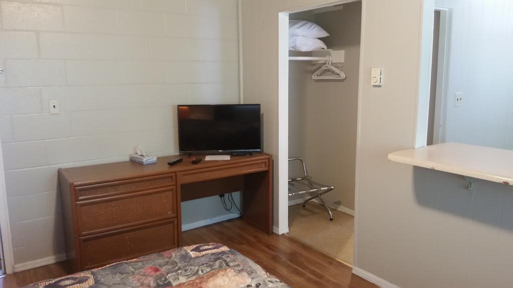 Holiday House Motel ペンティクトン エクステリア 写真
