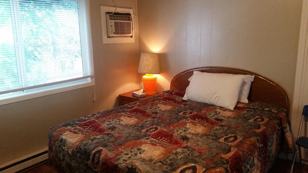 Holiday House Motel ペンティクトン エクステリア 写真