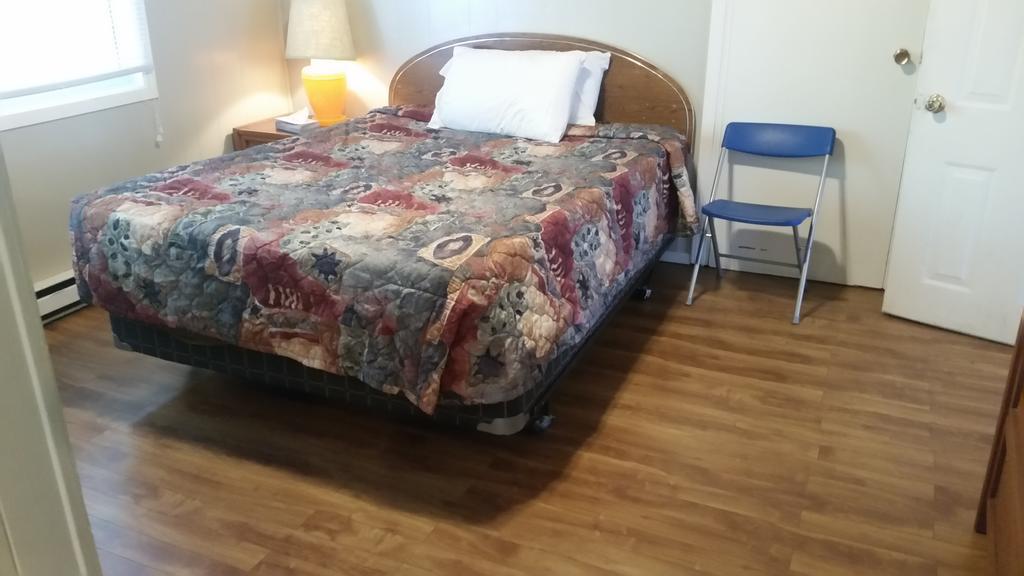Holiday House Motel ペンティクトン エクステリア 写真