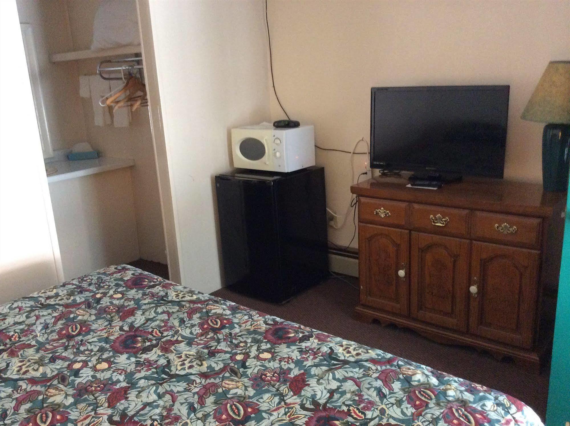 Holiday House Motel ペンティクトン エクステリア 写真
