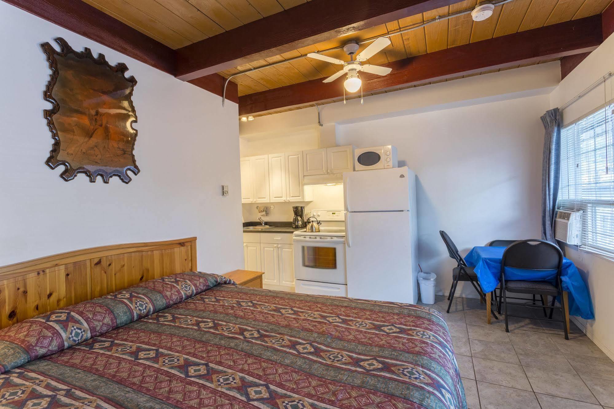 Holiday House Motel ペンティクトン エクステリア 写真