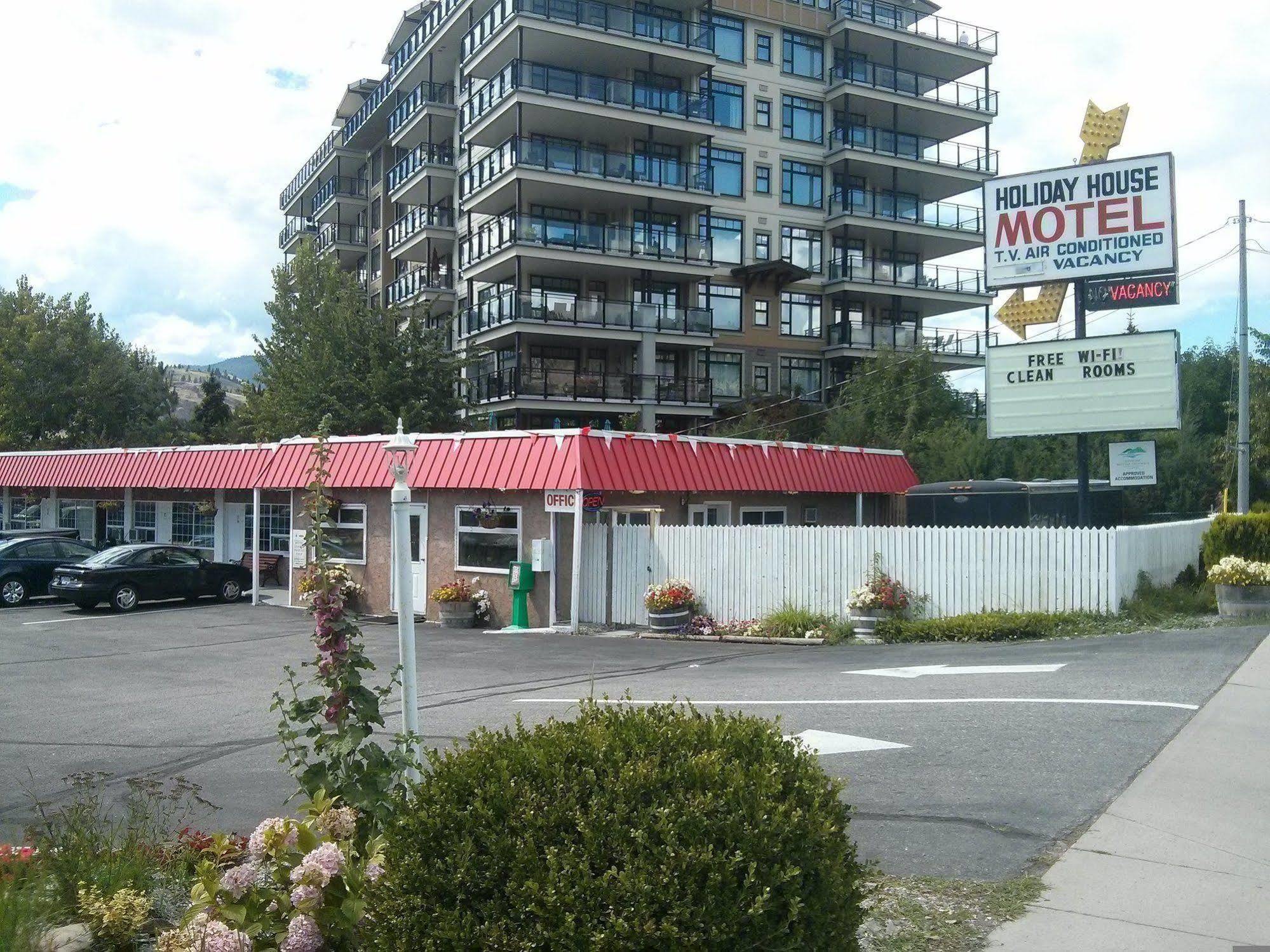 Holiday House Motel ペンティクトン エクステリア 写真