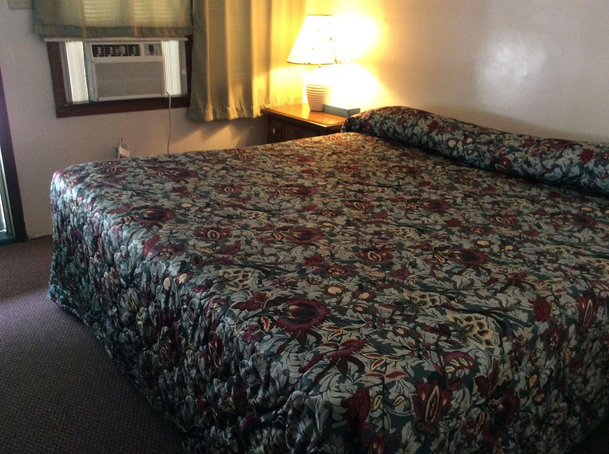 Holiday House Motel ペンティクトン エクステリア 写真