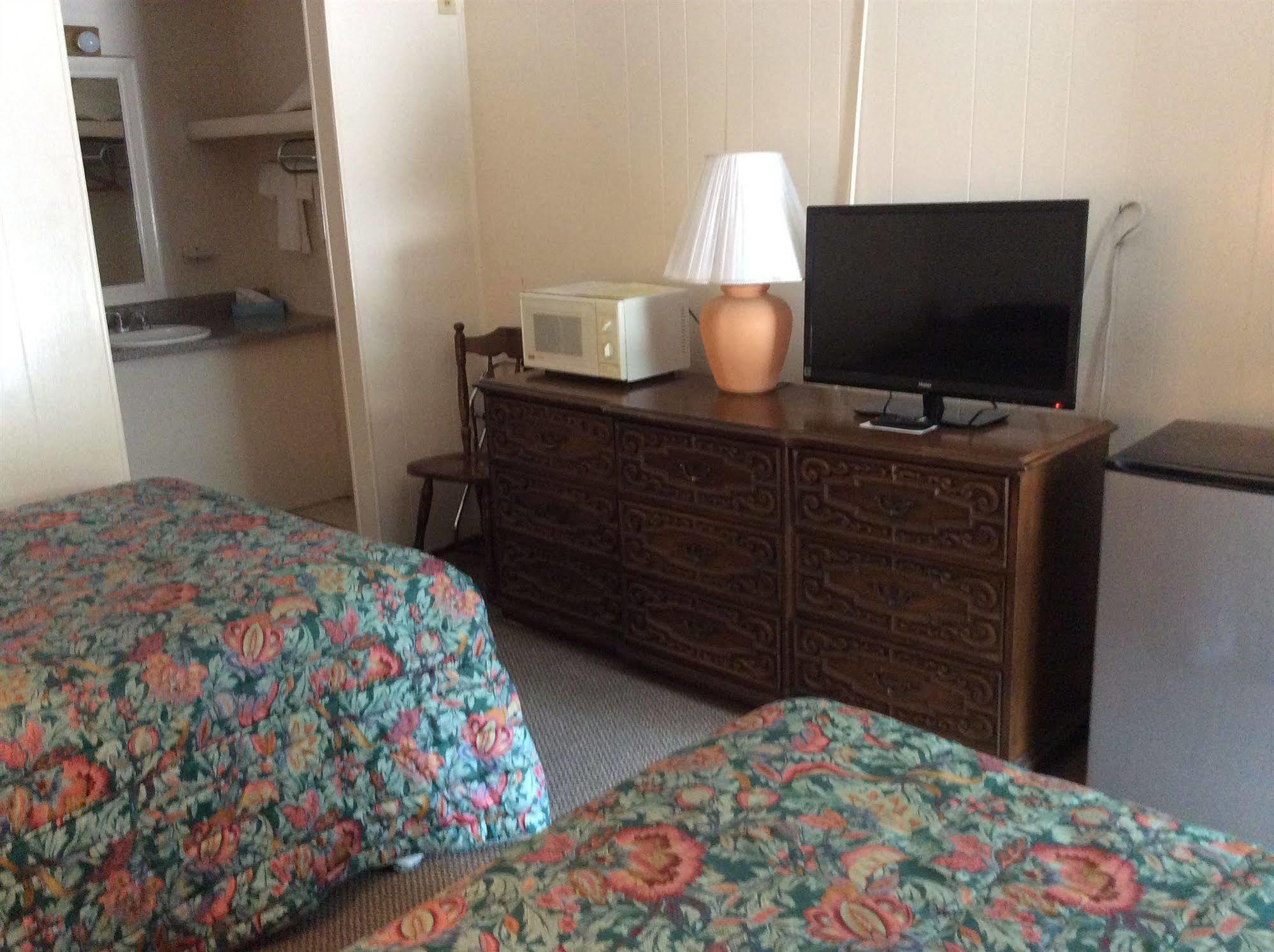 Holiday House Motel ペンティクトン エクステリア 写真