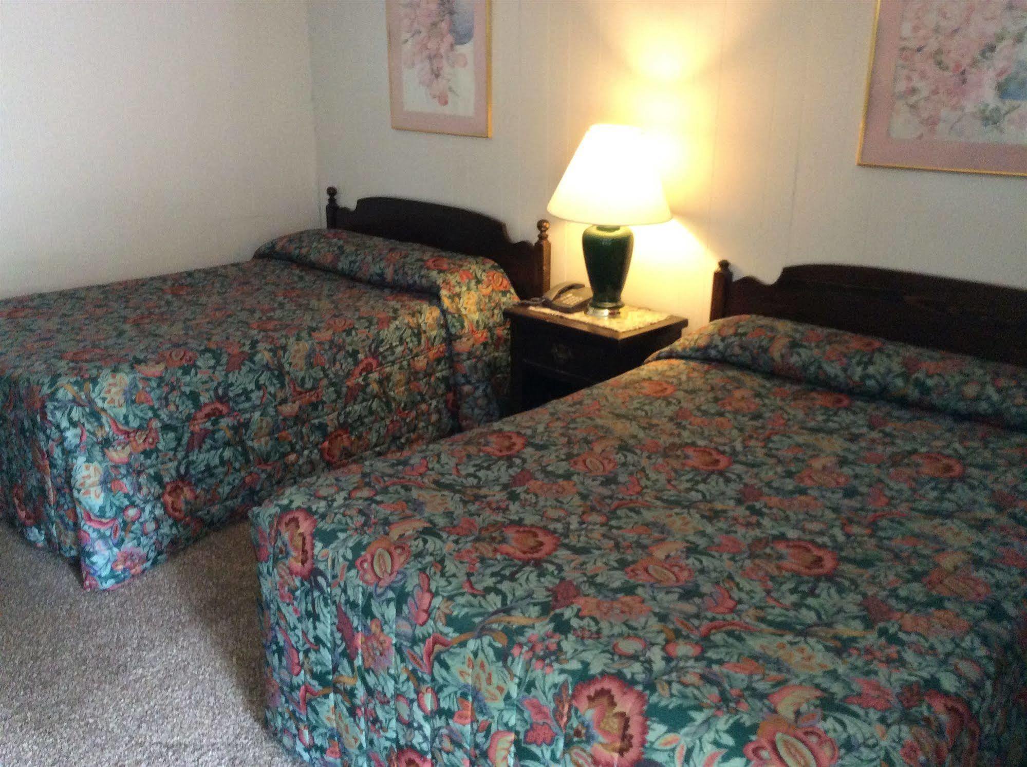 Holiday House Motel ペンティクトン エクステリア 写真