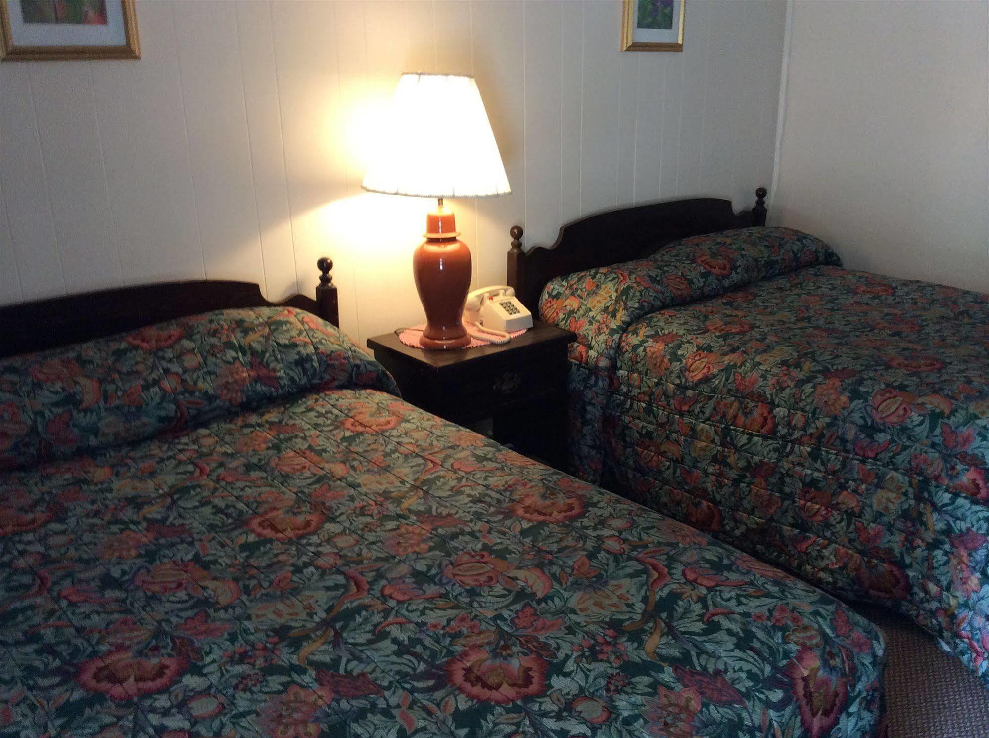 Holiday House Motel ペンティクトン エクステリア 写真