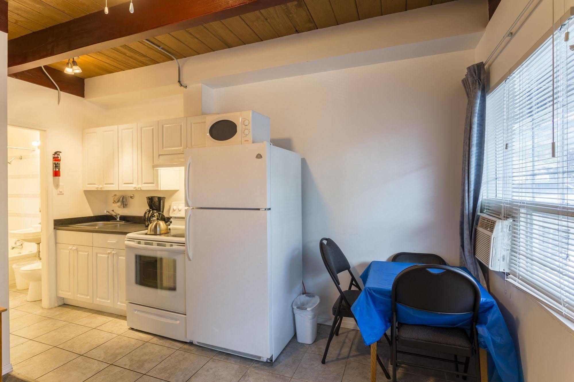 Holiday House Motel ペンティクトン エクステリア 写真