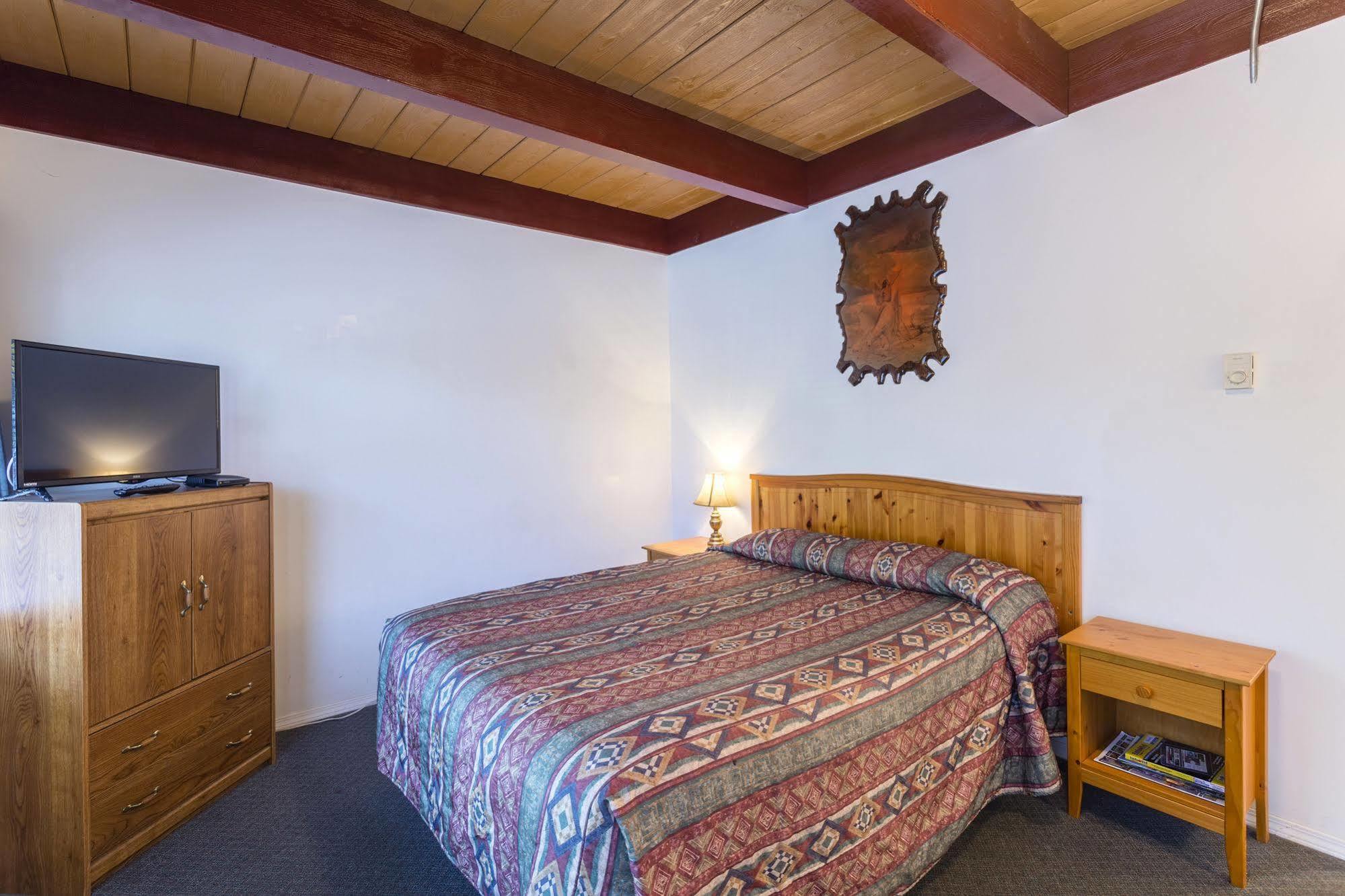 Holiday House Motel ペンティクトン エクステリア 写真