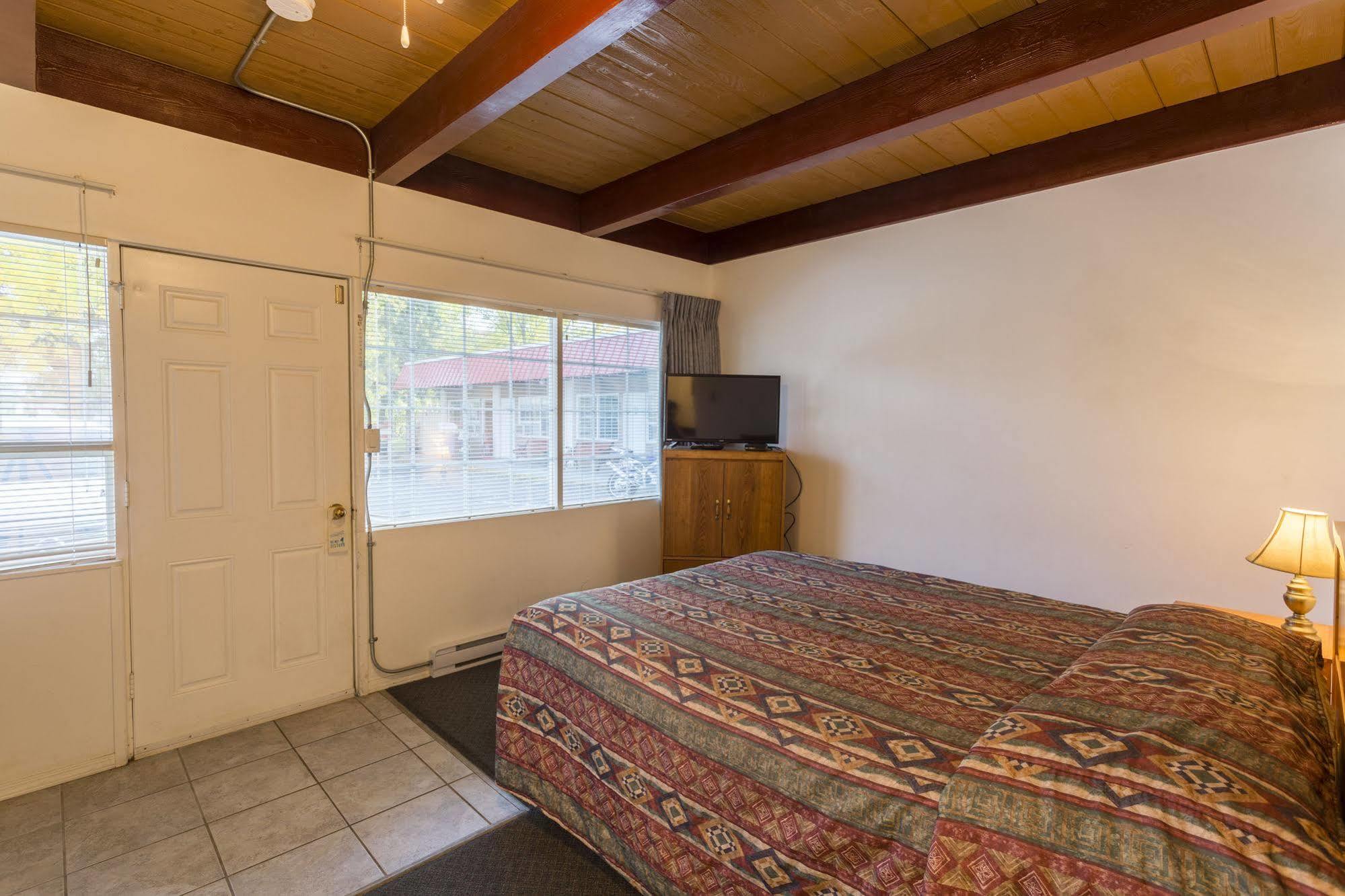 Holiday House Motel ペンティクトン エクステリア 写真